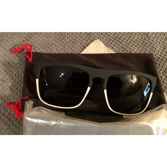 New Quiksilver Sunglass Set - Picture 4 of 4